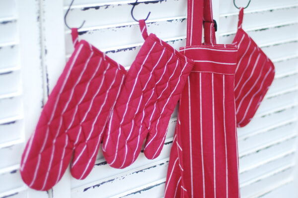 Chef’s Essential Trio, Red Stripes - Apron/Oven gloves/Heat insulation pad - Image 6