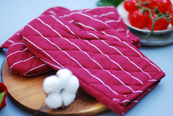 Chef’s Essential Trio, Red Stripes - Apron/Oven gloves/Heat insulation pad - Image 3